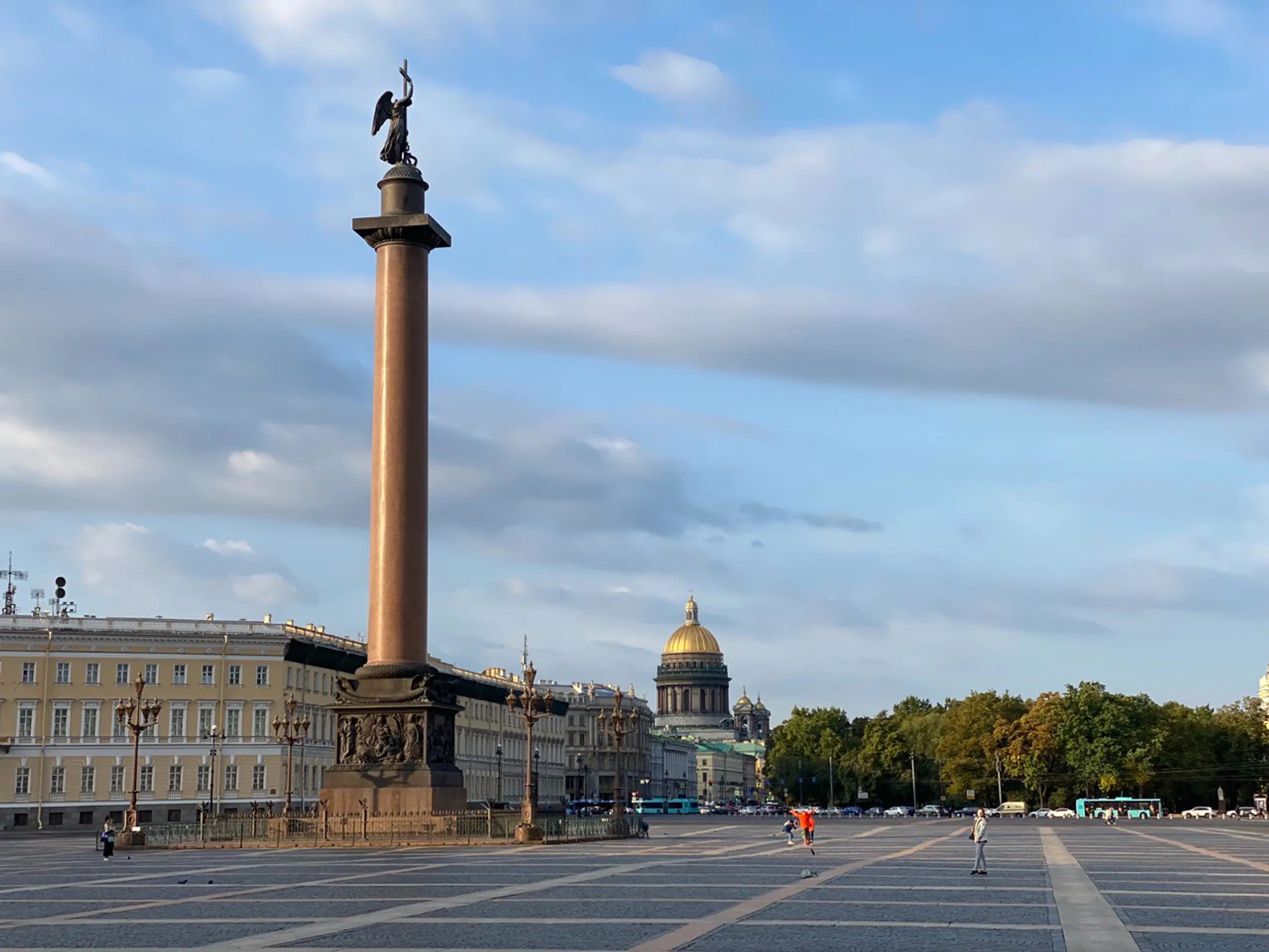 Прогулка по Санкт-Петербургу погожим днём