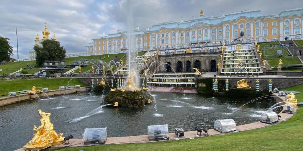 Прогулка по парку Петродворца в Петергофе Прогулка по парку Петродворца в Петергофе