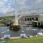 Прогулка по парку Петродворца в Петергофе Прогулка по парку Петродворца в Петергофе