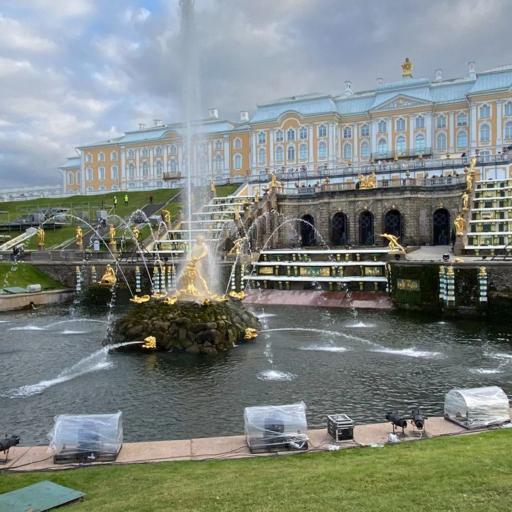 Прогулка по парку Петродворца в Петергофе Прогулка по парку Петродворца в Петергофе