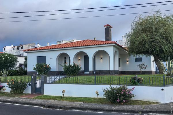 Азорские острова. По&nbsp;зеленым холмам и&nbsp;скалистым берегам