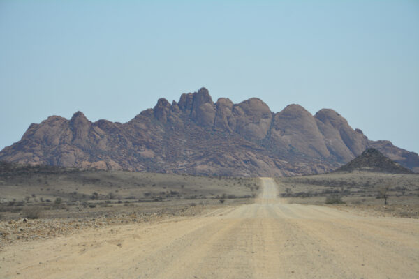 Намибия. Spitzkoppe. Африканский Маттерхорн&nbsp;&mdash; гранитные горы в&nbsp;пустыне Намиб.